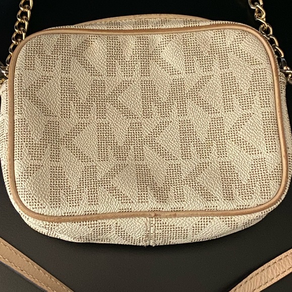 Michael Kors compact great for a night out. - Picture 2 of 14